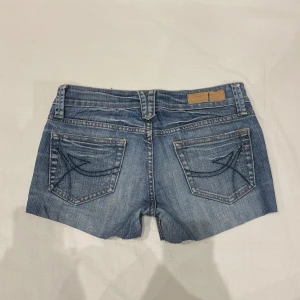 Lågmidjade jeansshorts🤩 - Midja 38 cm o gren 19 cm💕klippta ben så går att vika upp om man vill. Märkta storlek 36 men passar även 34