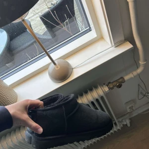 Svarta boots från UGG - Säljer ett par svarta boots från UGG. De är tillverkade i mocka och har en robust sula för extra komfort. Perfekta för kyligare dagar med sin varma insida. Box tillkommer.