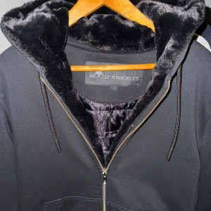 Moose Knuckles Classic Bunny Jacka/Hoodie - Moose knuckles classic bunny jacka i storlek S. Den är extremt skön och perfekt nu inför slutet av vintern och våren. Skick 9,5/10 då den är näsintill oanvänd i nyskick. Nypriset ligger nära 5000kr men jag säljer den för endast 2499kr. Hör jätte gärna av er vid eventuella frågor eller funderingar! 🤩🤝