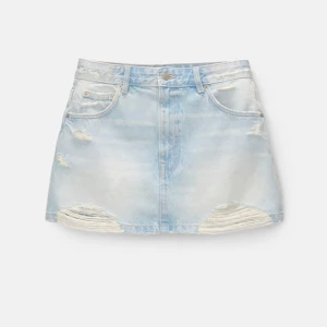 Ljusblå jeanskjol från Pull&Bear - Trendig ljusblå jeanskjol från Pull&Bear med slitna detaljer och råa kanter. Jättefin och helt slutsåld. Helt oanvänd och prislappen sitter kvar 