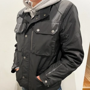 Cp company Field Jacket - Extremt ovanlig cp company field jacket, storlek 50 passar 180-195(190 på bilden), i väldigt bra skick och passar perfekt till vintern-hösten. Om frågor eller bud är det bara att skriva.