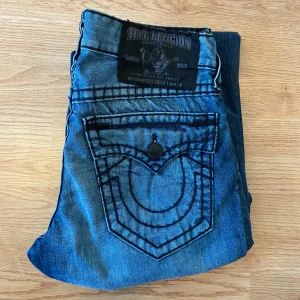 True Religion Jeans Ricky Super T - !Intressekoll! Tvärfeta true religion jeans, storlek 32. Galet fet wash på jeansen. Skriv om ni undrar någonting 💯👌