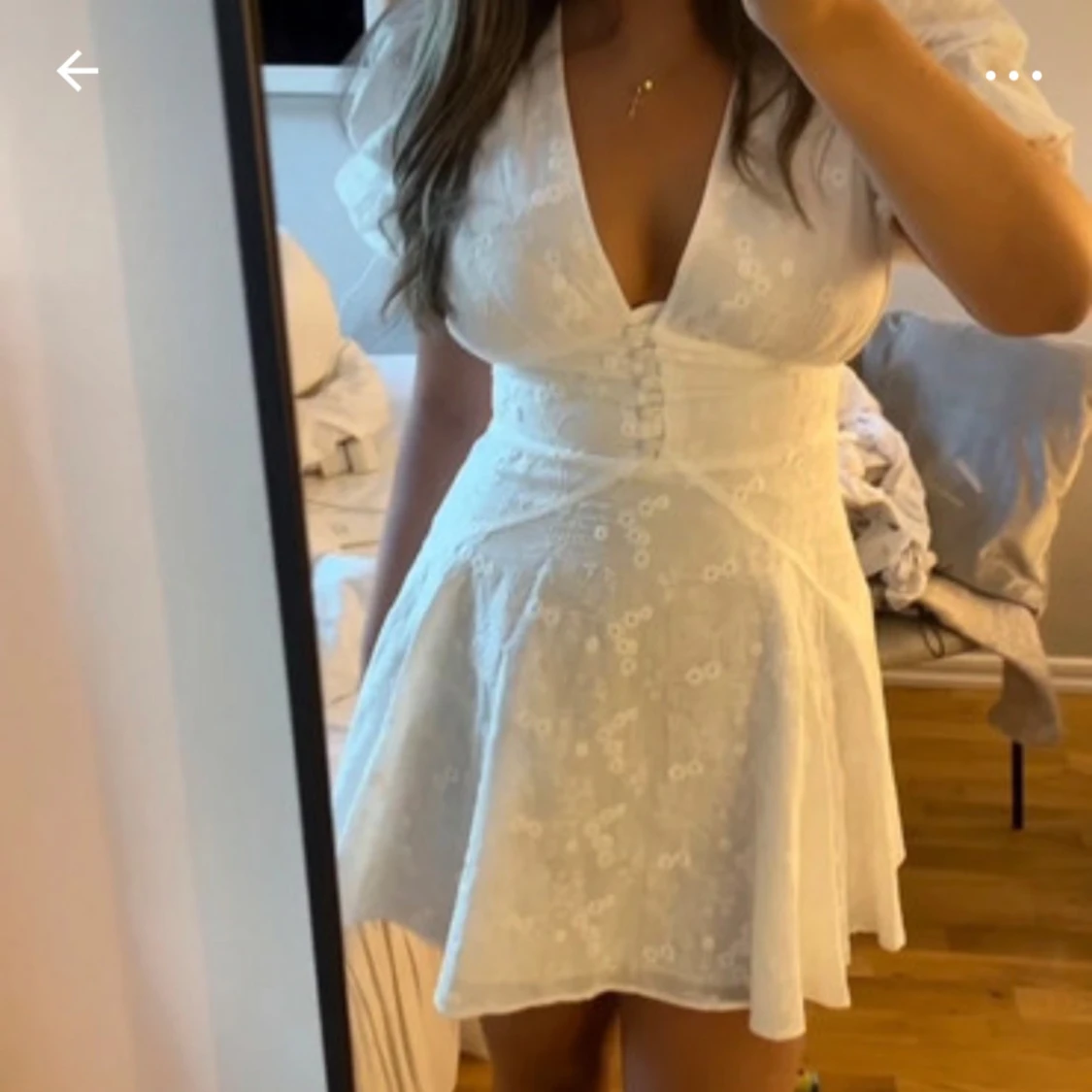 Vit kortklänning med puffärmar från Adoore - 2