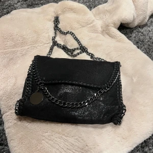 Väska - En svart väska som är helt ny och helt oanvänd, säljer pga bdställde fel färg.