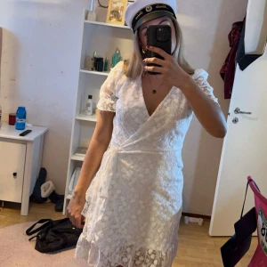 Studentklänning med volang och spets  - Säljer denna fina klänning då jag bestämt mig för en annan studentklänning! Den är helt ny och oanvänd, prislapp sitter på🥰Perfekt som studentklänning eller bara en vanlig fin klänning. Nypris 699kr (helt slutsåld) ❤️