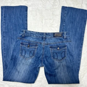 Lågmidjade bootcut jeans  - Lågmidjade bootcut jeans. Storlek 29. Innerbenslängd:78 midjemått:38. Köp sker via köp nu, jag postar inom 24h. Kvar tills markerad såld 