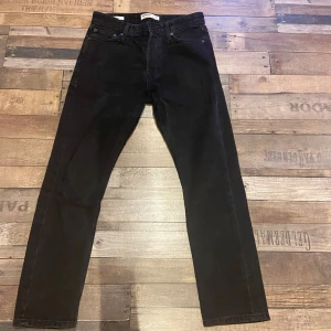 Svarta jeans från Jack & Jones - Svarta Loose jeans från Jack & Jones i modellen Chris. Strlk 27/30, knappt använda