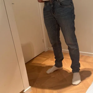Blå jeans från Dolce & Gabbana - Snygga blå jeans från Dolce & Gabbana med klassisk femficksdesign. Jeansen har en normal passform och är tillverkade i slitstarkt denim. Perfekta för en stilren look. Jag på bilden är 189 cm men den är lite för små för mig.