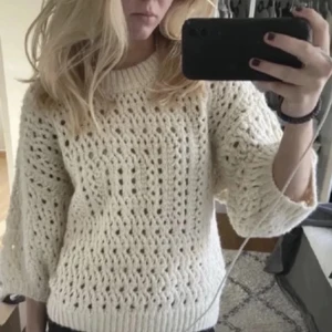 Vit stickad tröja - Säljer en mysig vit stickad tröja med ett luftigt mönster. Tröjan har långa ärmar och en rund halsringning. Perfekt för kyliga dagar. Hör av dig vid intresse! 🤍