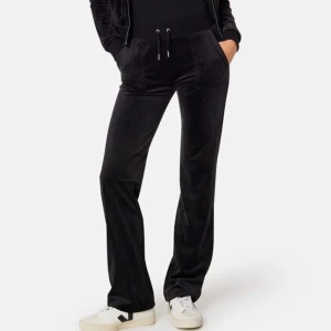 Svarta juciy couture byxor i storlek M - Helt oanvända juciy couture byxor i storlek M💞nypris 1200 men säljer för 850 då de är i väldigt bra skick. Jag har sytt upp dom då jag är kort men jag ska lägga ner dom.