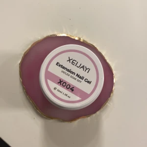 Nagel gelé  - En helt ny gelé som är jättebra för nybörjare och har en fin rosa färg, har en likadan för referens i bild 3💗PLATTAN INKLUDERAR EJ