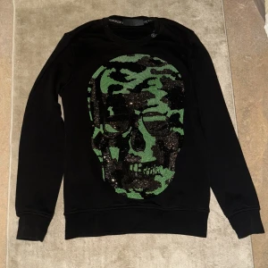 Philip plein  - Har inte haft på mig den så mycket. Den är i ett bra skick. Vid sänkning kan pris diskuteras.