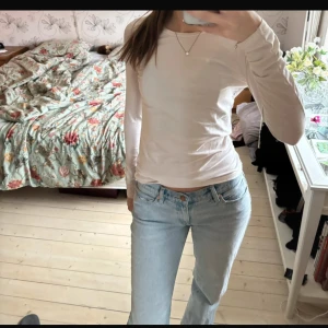 Vit långärmad topp - Säljer en stilren vit långärmad topp i storlek xs. Perfekt för en enkel och snygg look. Hör av dig för frågor💕💕