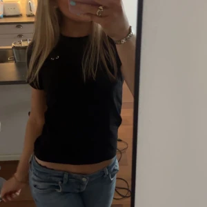 Svart t-shirt med tryck - Säljer en svart t-shirt med ett litet tryck på bröstet. T-shirten har en normal passform och korta ärmar. 💗