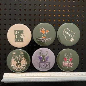 Magnet fridge 6pcs  (59mm) - Milwaukee Bucks - Selling 6 pcs- Milwaukee Bucks magnets. The magnets are round, metal with plastic backside. The magnets have a diameter of about 6 cm. New condition.