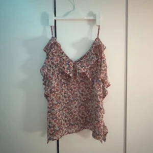 blommig topp - den är köpt från zara. aldrig använd, den är väldigt luftig och perfekt till sommaren. den är ganska stor i storleken så den är som storlek s❤️