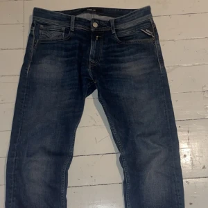 Replay jeans - Replay Rocco. Snygga blå jeans från Replay, storlek 30 i midjan och 32 i längd. De har en modern passform och är perfekta för en avslappnad stil. 10/10 skick, köpta på asos för ca 1700kr. Priset kan sänkas vid snabb affär. Hör av er vid funderingar. Mvh 