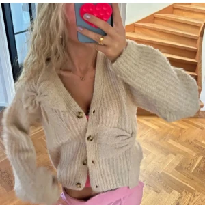 Beige stickad kofta med knappar - Mysig beige stickad kofta ÄLSKARRR!!! Helt slutsåld och går ej att köpa, den är som en S!!❤️❤️❤️
