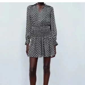 Zara klänning  - Säljer nu en jättefin mönstrad zara klänning som tyvärr inte kommer till användning använd få gånger. Materialet är väldigt stretchigt och är storlek S🌟