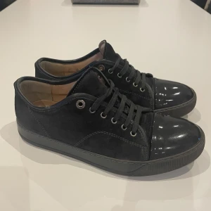 Svarta Lanvin skor - Tjena, säljer nu mina svarta Lanvin skor. Priset är inte hugget i sten och kan därav diskuteras! Skriv gärna om ni har några funderingar🤩💭