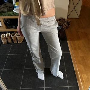 Grå mjukisbyxor - Säljer Lågmidjade mjukisbyxor,  favo 🥰🥰