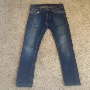 Nudie Jeans - Snygga mörkblå jeans från Nudie Jeans. De har en slim fit passform, modellen Grim Tim. Storlek W29/L30. Perfekta för en stilren look. Pris kan diskuteras vid affär