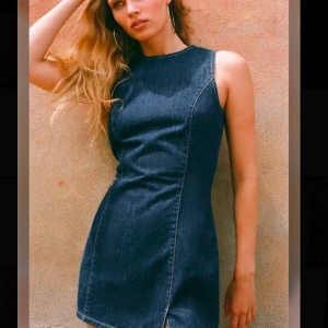 Mörk Denimklänning - Snygg mörk jeansklänning från ZARA! Säljer pga fel storlek, men förövrigt mycket mycket fin. Figursydd, trots att det kanske inte syns på min bild (ville bara bekräfta att jag har klänningen). Aldrig använd, så jättefint skick. Köptes för 399kr på rea🫶🏻