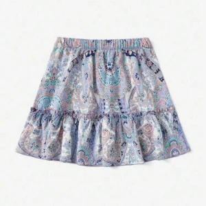 Mönstrad kortkjol med volang - Säljer en söt kortkjol med volang och ett unikt mönster i blå och vita nyanser. Kjolen har en luftig passform och är perfekt för varma dagar. Den är lätt att matcha med olika toppar för en avslappnad stil.