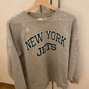 Grå swetshirt  - Grå tröja med märke på, storlek xs, stor i storleken