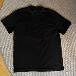 Svart oversized t-shirt från Weekday - Säljer en svart oversized t-shirt från Weekday i storlek S. Den är tillverkad i mjukt material och har en klassisk rund halsringning. Priset kan diskuteras vid snabb affär. 
