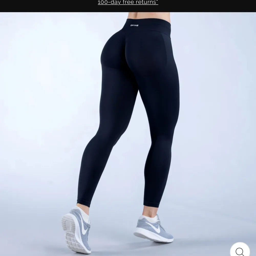 Säljer ett par svarta leggings från DFYNE som endast är använda 1 gång! . Thightsen sitter som en smäck! Har dom i nästan alla färger, Materialet är stretchigt och bekvämt, vilket gör dem idealiska för både gymmet och vardagsbruk.. Sportswear.