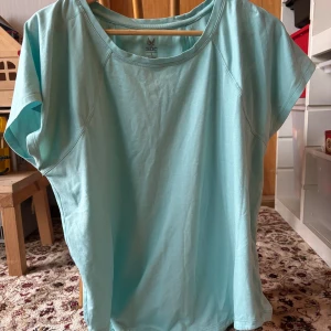 Ljusblå t-shirt från SOC - Säljer en  ljusblå t-shirt från SOC i  bra skick. Perfekt för sommardagar eller träning. Den är kortärmad. Passar både till vardags och sportiga aktiviteter. Storlek L.