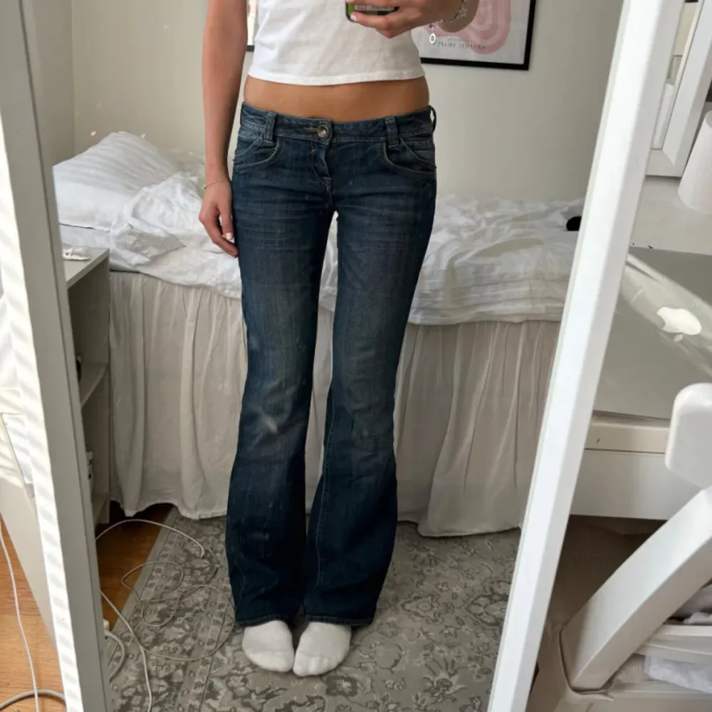 !!LÅNADE BILDER!! Säljer dessa fina mörkblå jeans,  pga. de tyvärr inte passade mig. Skriv om ni har några frågor!!💕💕Storlek s-m. Jeans & Byxor.