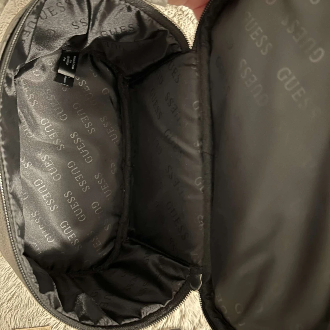 Svart necessär från Guess - 92