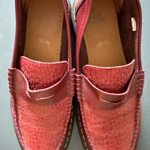 Dr.Martens × Stussy - Dr.Martens Penton ×STUSSY  Size UK9,5 Loafers US 10,5 Säljer ett par snygga röda loafers från Dr. Martens i skinn. De har en cool textur och är i mycket bra skick. Perfekta för både vardag och fest! Tillverkade i England, vilket garanterar hög kvalitet. Passar perfekt för dig som vill ha en stilren och bekväm sko. Onvanliga i Sverige. Sök på DrMartens Penton X Stüssy tex på Ebay 