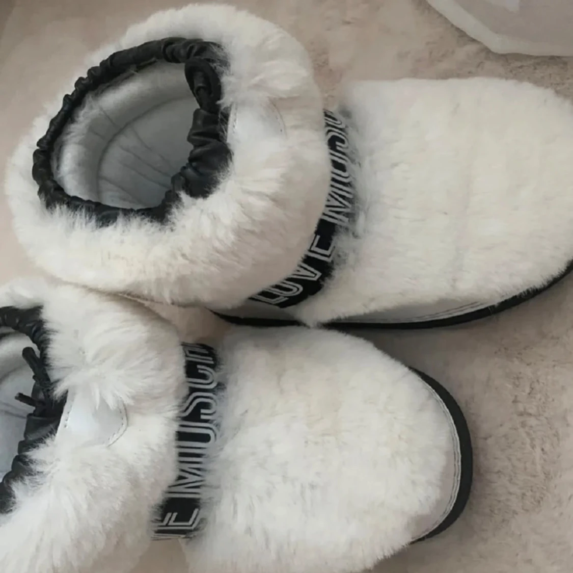 Vita pälsiga moschino boots