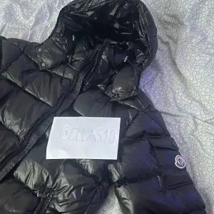 Tja, säljer min underbara fina moncler jacka i modell maya. Helt ny och fräsch, absolut inga problem med den. Den är äkta såklart men ingen kvitto kvar finns. Om ni är intresserad tveka inte på höra av er!🖤