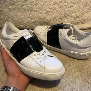 Valentino Open 42 - Säljer dessa feta Valentino Opens som är perfekta både till sommar och vintern | Skick 9/10, Inget OG ingår. | Storlek 42. | Går att lösa fler bilder, bara att skriva! 🍾