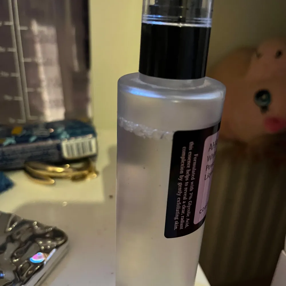 Säljer en AHA 7 Whitehead Power Liquid från COSRX. Denna toner är perfekt för att exfoliera huden och minska whiteheads. Kommer i en smidig pumpflaska på 100 ml. Perfekt för dig som vill ha en klarare och jämnare hudton! Jag har använt den 1 gång och ville ej ha den eftersom att den var inte min hudtyp.. Skönhet.