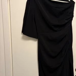 Svart one-shoulder klänning - Använd en gång, festklänning 