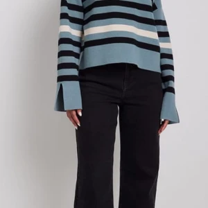 Rianne Meijer x NA-KD  - Randig oversized tröja - Säljer en superfin tröja från Rianne Meijer x NA-KD med randigt mönster i blått, svart och vitt. Den har långa ärmar med slits och en avslappnad passform som är perfekt för både höst och vår. Tröjan är perfekt för en chill dag eller en fika med vänner. Perfekt för en casual look! 💙🖤