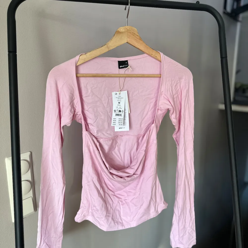 Rosa långärmad topp från Gina Tricot i ett mjukt och stretchigt material. Helt ny och har legat i paketet, därav lite skrynklig. Lappar kvar. Nypris 259kr. Toppar.