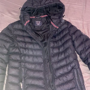 Svart pufferjacka VINSON polo club - Säljer en svart pufferjacka från VINSON polo club i mycket bra skick. Jackan är i jätte god skick då jag endast använd den under en vinter! Köptes för 999 kr :)