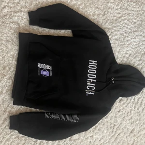 Svart hoodie från Hoodrich - Säljer en svart hoodie från Hoodrich i storlek S. Den har en stor logga på framsidan och en mindre på fickan. Perfekt för en casual look eller att mysa i hemma. Grymt skön och stilren! Helt nya säljer pga inte min storlek 