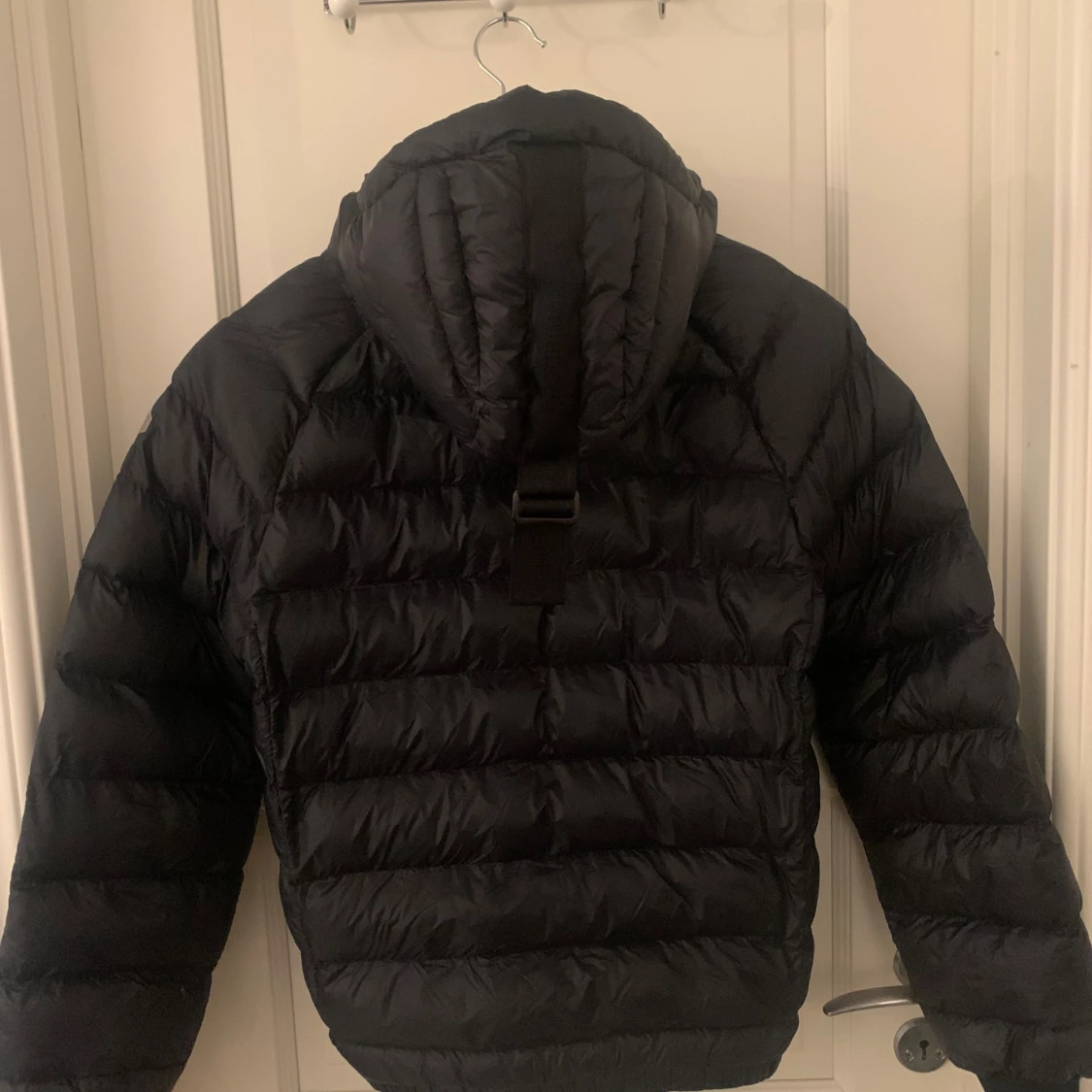 Svart dunjacka från Peak Performance - 90