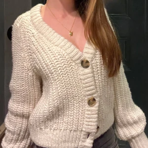 Stickad kofta  - Säljer denna supermysiga kofta från h&m, storlek XS men funkar på S också