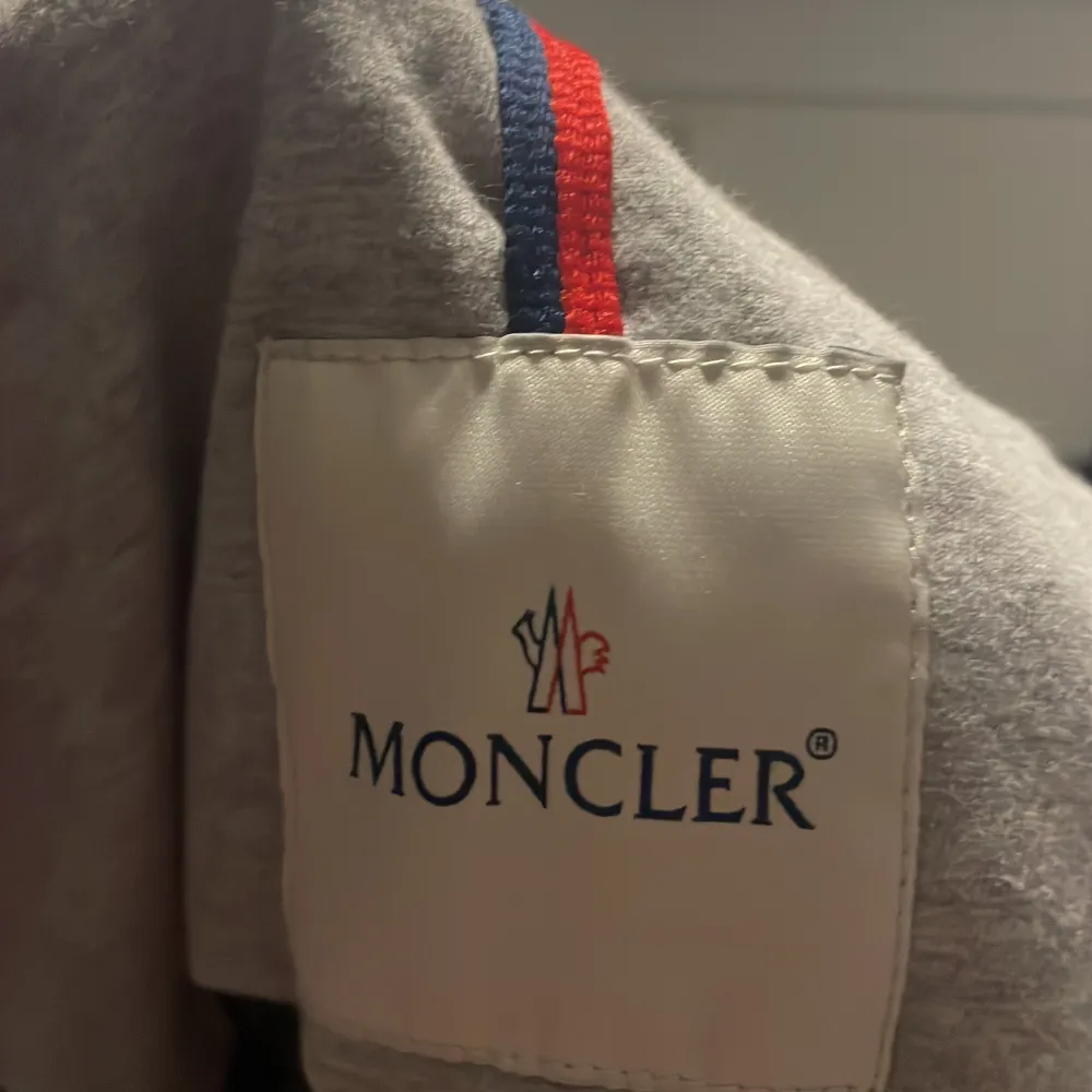 Hej! Jag säljer denna moncler windbraker! Jag säljer den för att jag inte använder den längre. Den har inga defekter eller liknande. Nypris på jackan ligger på 8000. Den är köpt på vongreven closet. Hör av er om ni har några frågor!😊. Jackor.