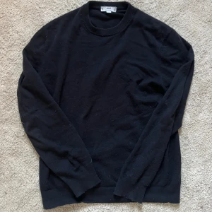 Mörkblå kashmir tröja - Säljer denna snygga mörkblåa kashmir tröjan från mango. Nypris 2500kr. Använd ett fåtal gånger och är i fint skick. 