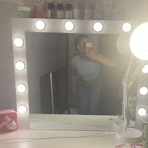 Ljusblå croppad topp med öppen rygg - Säljer en superfin ljusblå croppad topp från Shein. Den har korta ärmar och en snygg öppen rygg med knytband. Perfekt för sommardagar eller en utekväll. Toppen är i bra skick och gjord av mjukt material. Passar perfekt till jeans eller kjol!