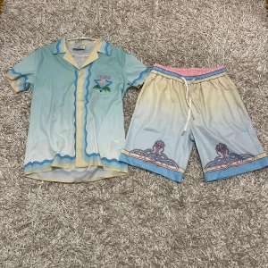 Casablanca set - Säljer ett short set från Casablanca. Settet är använt fåtal gånger och är i mycket bra skick. Perfekt set för varma sommar dagar men även för att relaxa hemma.🏝️